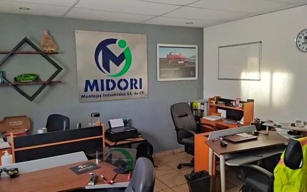 Oficina de Midori con el logotipo de la empresa en la pared