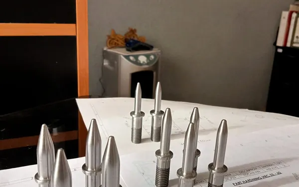 Piezas maquinadas sobre un plano técnico